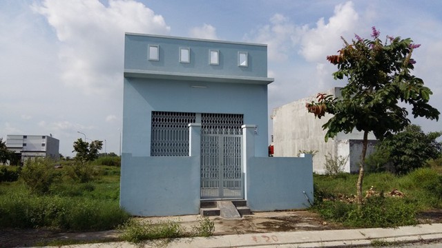 
Một căn nhà tái định cư nằm đối diện với nghĩa trang trong dự án 5 Sao đang được rao bán lại.
