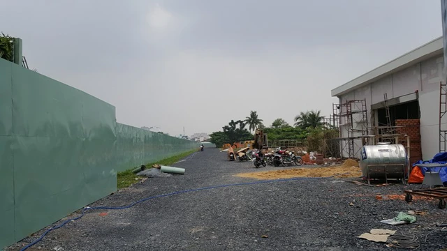 
Dự án Diamond Lotus của công ty BĐS Phúc Khang đang bắt đầu thi công phần công viên cảnh quang. Dự kiến trong tháng 11/2015 chủ đầu tư sẽ chính thức khởi công xây dựng 3 block căn hộ cao cấp tại quận 8.
