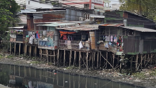 
Những căn nhà bệ rạc bên dòng kênh Văn Thánh, nằm cạnh tuyến đường Điện Biên Phủ sầm uất bật nhất của Tp.HCM. Với mùi hôi nồng nặc, nhiều người đi ngang qua con kênh này đều phải nín thở hoặc bịt mũi.
