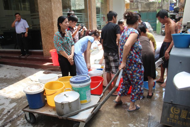 Rất nhiều dụng cụ trong nhà mang đi để lấy nước sạch.