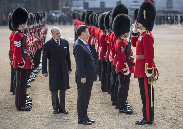 Ông Tập Cận Bình và thân vương Philip, phu quân của nữ hoàng Anh, duyệt đội danh dự trong lễ đón chính thức tại London ngày 20/10 - Ảnh: Reuters.