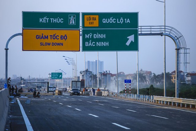 Điểm đầu nằm trên đường vành đai 3 của thành phố Hà Nội, cách mố Bắc cầu Thanh Trì hơn 1km, cách đê sông Hồng hơn 1,4km về phía Bắc Ninh, thuộc địa phận thông Thượng Hội, phường Thạch Bàn, quận Long Biên, Hà Nội.