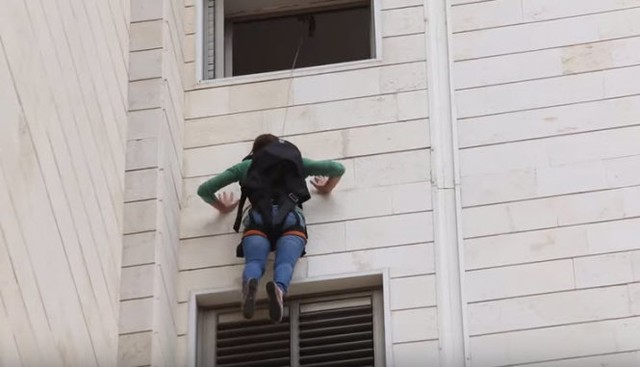 Một cô gái thoát từ nhà cao tầng bằng balô cứu hộ SkySaver - Ảnh chụp từ clip