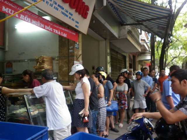 Sáng 17.9, tại cơ sở 201 hãng bánh trung thu Bảo Phương vẫn hoạt động bình thường, rất nhiều người đến mua.