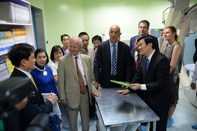 Chủ tịch nước Trương Tấn Sang cùng các đại biểu tham quan phòng kỹ thuật  tại Viện Tim, TP.HCM - Ảnh: Hữu Khoa