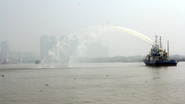 Gần 9g sáng ngày 7-10, “mù khô” vẫn còn bao trùm nhiều nơi trên địa bàn TP. Trong ảnh một chiếc tàu diễn tập phun xịt nước trên sông Sài Gòn - Ảnh Quang Khải