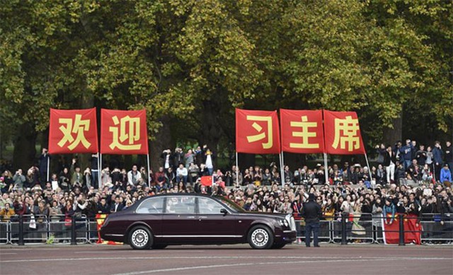
Xe chở Chủ tịch Trung Quốc Tập Cận tới lễ đón chính thức ở London ngày 20/10 - Ảnh: Reuters.
