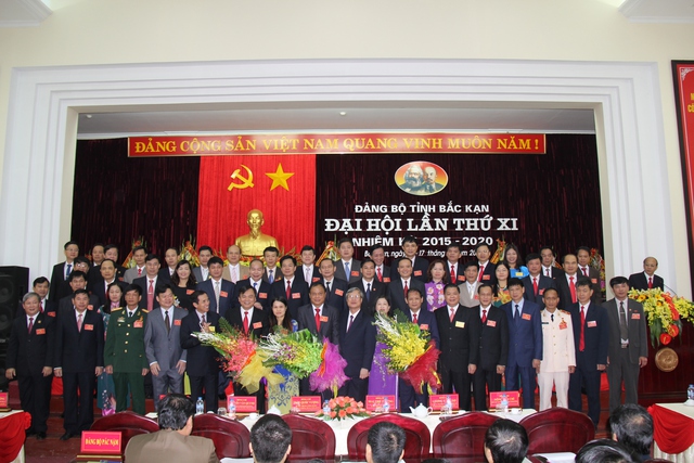 
Đại biểu Trung ương tặng hoa chúc mừng Ban Chấp hành Đảng bộ tỉnh Bắc Kạn khóa XI
