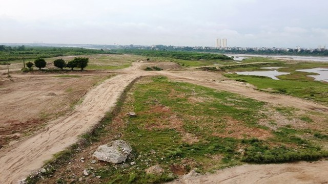 UBND TP Hà Nội yêu cầu UBND phường Long Biên giải tỏa toàn bộ phần đất đã đổ tôn cao tạo mặt bằng bãi sông, trả lại hiện trạng ban đầu, thời gian hoàn thành trước ngày 30/7/2015.