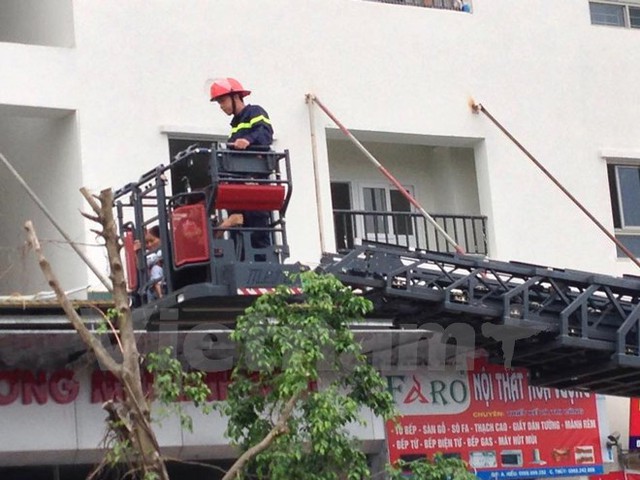 Xe thang của cảnh sát phòng cháy chữa cháy giải cứu người bị mắc kẹt trong tòa nhà HH4a.