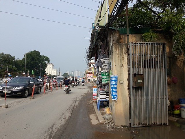 Tại khu vực cầu Phương Liệt, còn nhiều ki-ốt chưa giải tỏa được, khiến đường Trường Chinh bị thu hẹp trông thấy.