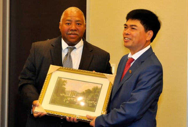 Phó chủ tịch Raymond E Jones tặng tranh lưu niệm cho Chủ tịch HĐTV Tập đoàn Nguyễn Xuân Sơn
