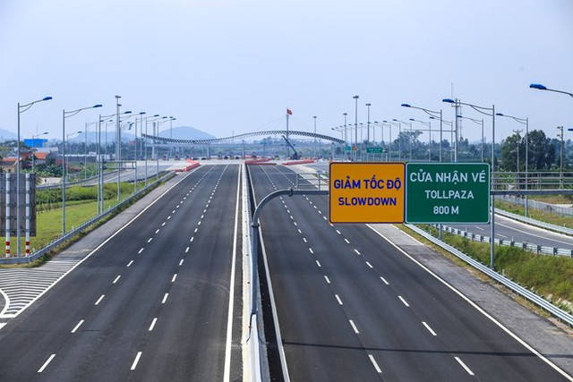 Tuyến đường có bề rộng mặt đường là 33m, 6 làn xe, 2 làn dừng khẩn cấp, vận tốc thiết kế là 120km/giờ và tốc độ tối thiểu là 60km/giờ.