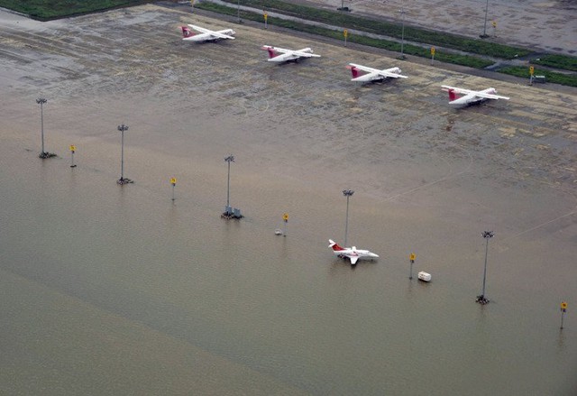 Sân bay tại thành phố Chennai phải đóng cửa 3 ngày liên tiếp do đường bằng bị ngập trong nước.