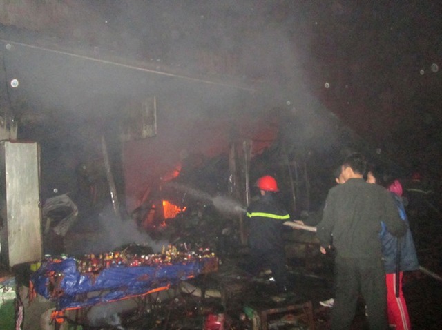 Các chiến sĩ PCCC tiếp cận ngọn lửa trong chợ