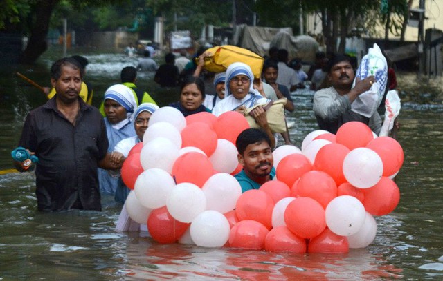 Đường phố và nhiều ngôi nhà ở Chennai vẫn ngập trong nước cho dù mưa đã ngừng.