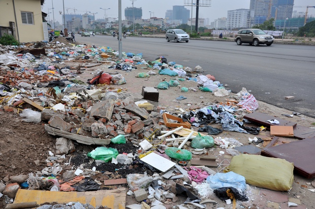 Một bãi rác khổng lồ khác cách đó không xa bên đường hướng Cầu Giấy đi Nhật Tân.