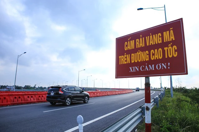 Kể cả biển báo lạ và lần đầu xuất hiện tại Việt Nam đó là cấm rải vàng mã trên trên đường cao tốc.
