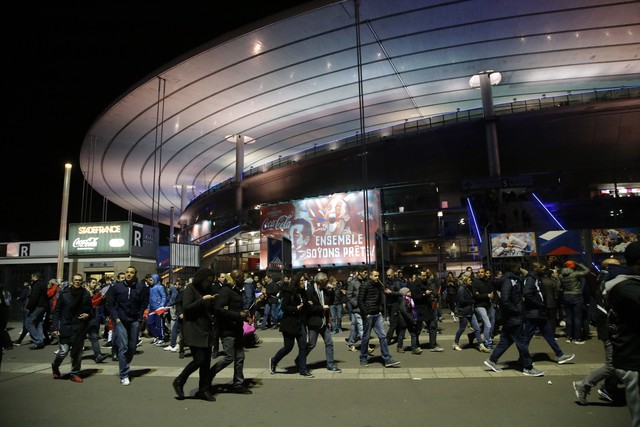Cảnh sát hướng dẫn người dân rời khỏi sân vận động Stade de France. Người ta nghe thấy ít nhất 2 tiếng nổ lớn.