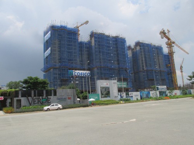
Dự án căn hộ Vista Verde của tập đoàn Capitaland, được xây dựng trên khu đất có diện tích 25.295m2, bao gồm 4 tháp căn hộ cao 35 tầng, với 1152 căn hộ có diện tích từ 45 – 118m2. Tiến độ dự án: Hiện căn hộ Vista Verde đang thi công đến tầng 25.

