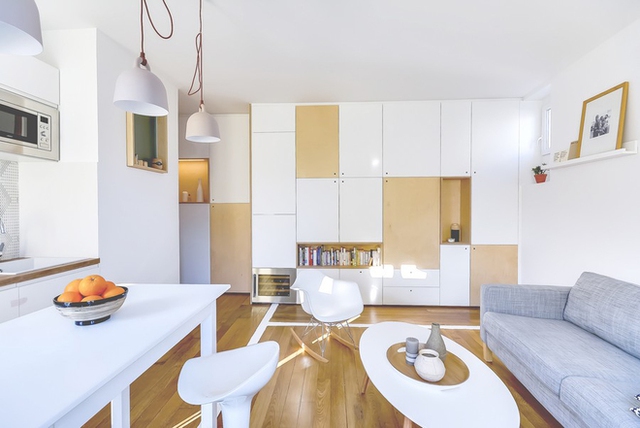 
Các không gian sinh hoạt chung của ngôi nhà này gồm phòng khách, bàn ăn, bếp được thiết kế liên thông tạo được sự thông thoáng cho không gian và giúp tiết kiệm diện tích.

