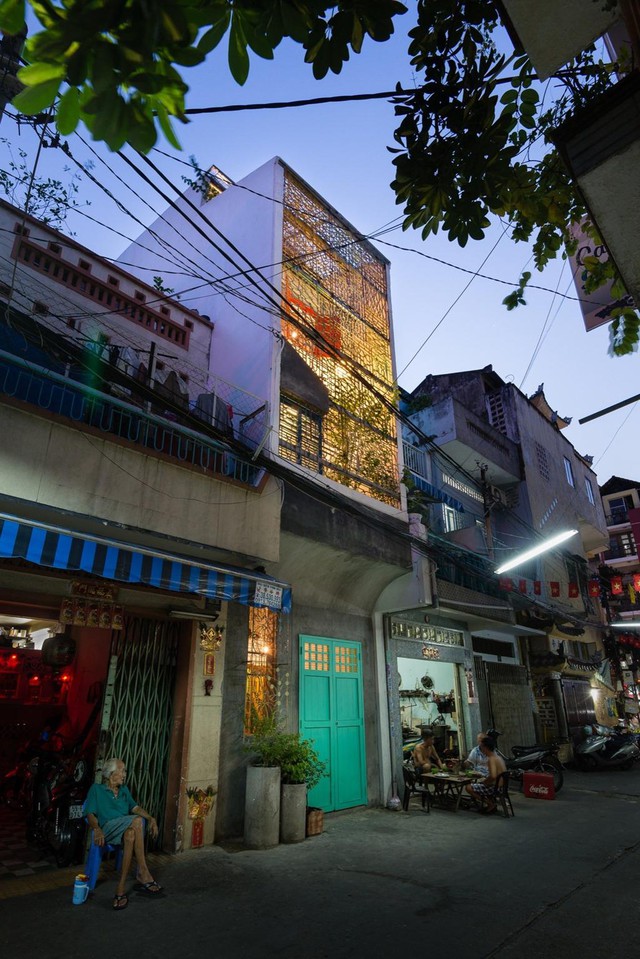 
Saigon House được giới thiệu là công trình hoài niệm về không gian xưa cũ của Sài Gòn – Gia Định xưa. Ngôi nhà cổ với số tuổi khoảng 150 năm, ở số 9/1 Nguyễn Thiện Thuật, quận Bình Thạnh - TPHCM, mà sinh thời chủ nhân là cụ Vương Hồng Sển gọi là “vuông nhà cổ tích” và đặt tên nhà là Vân Đường Phủ.
