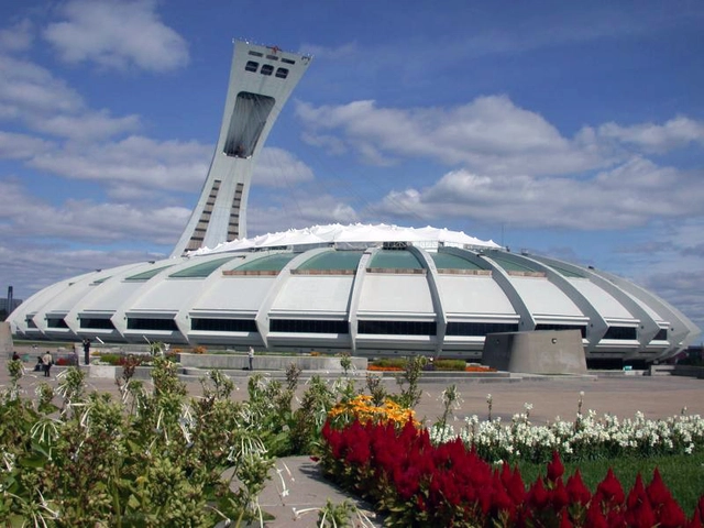 Montreal Tower bên cạnh tổ hợp Olympic Stadium