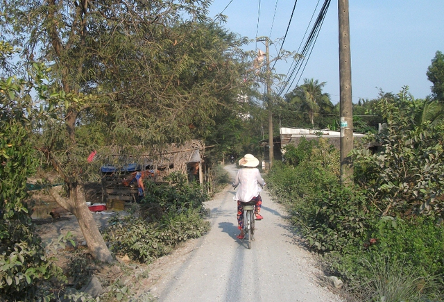 
Một người dân đang sống tạm bợ trong khu E cho biết 50 năm bà sống trong khu vực này thì đã có gần phân nửa thời gian sống trong quy hoạch “treo”.
