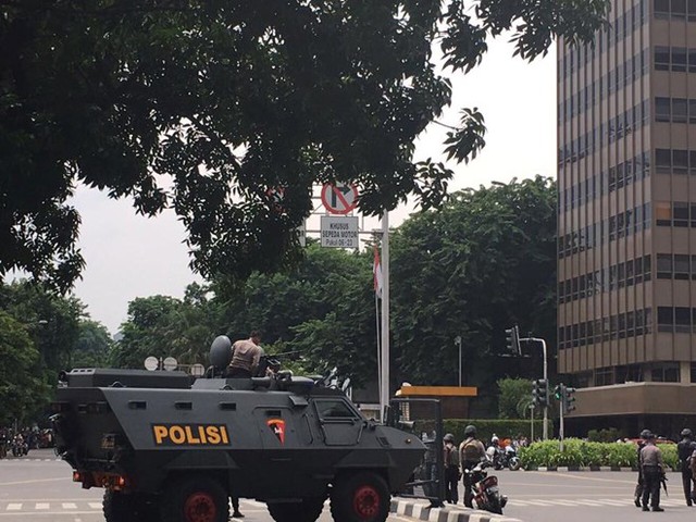 
Trực thăng cảnh sát bên trên hiện trường (Ảnh: Ngọc Hiệp/Vietnam+)
