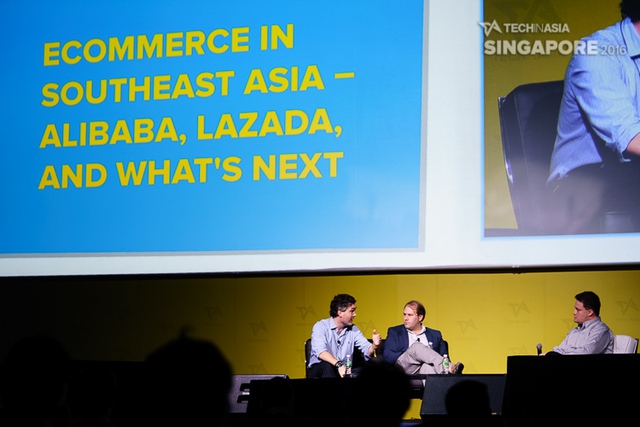 
Từ trái qua: Hanno Stegmann, Stefan Jung và người dẫn Dmitry Levit tại hội thảo Tech In Asia Singapore 2016.
