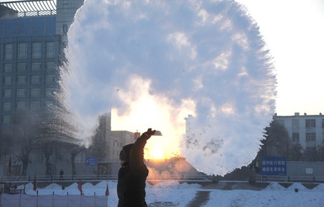 
Trời lạnh khiến nước sôi cũng đóng băng - Ảnh: Xinhua
