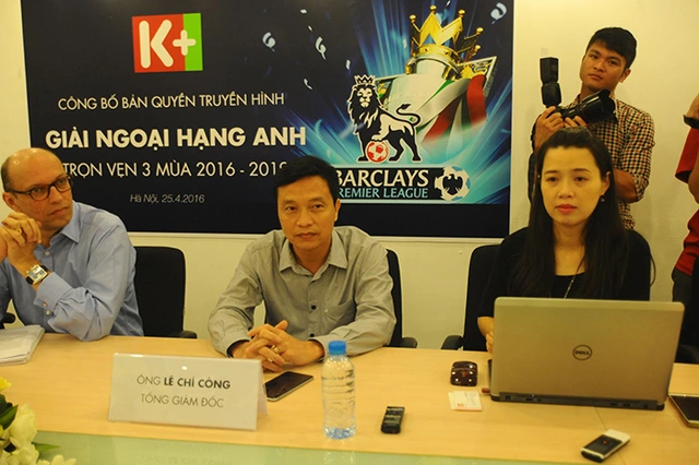 
Ông Lê Chí Công, Tổng Giám đốc K+ (giữa) trong cuộc gặp gỡ báo chí chiều 25/4/2016. Ảnh: S.N
