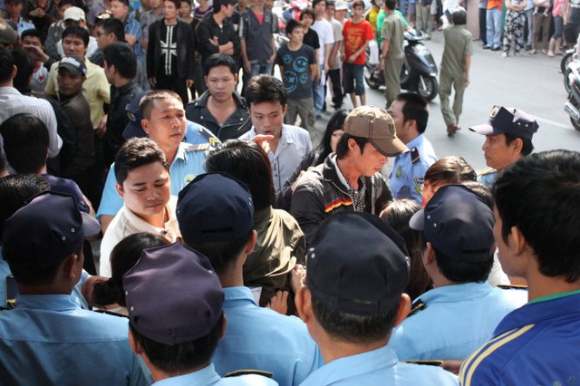 
Hai phe tranh chấp quyền kiểm soát cơ sở của trường tại đường Nguyễn Trọng Tuyển, quận Tân Bình năm 2013. Ảnh: Minh Giảng
