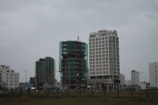 Các khách sạn từ 4-12 tầng xây dựng san sát nhau bên đường biển Võ Nguyên Giáp. Ảnh: Nhiệt Băng.