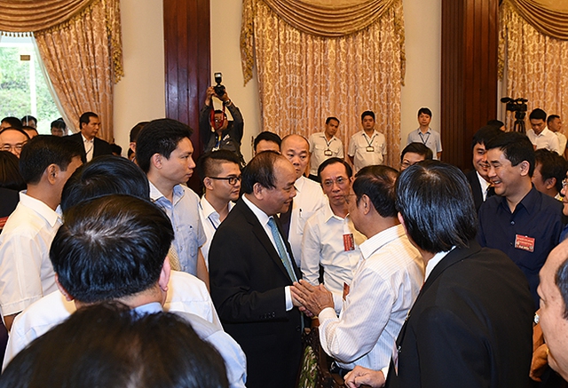 
Thủ tướng Nguyễn Xuân Phúc tiếp xúc, trò chuyện với các đại biểu trước giờ khai mạc Hội nghị. Ảnh: VGP
