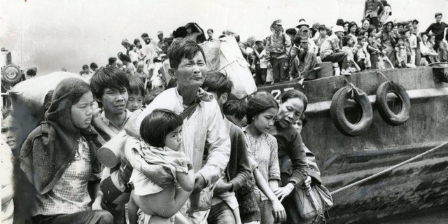 Những người tị nạn chen chúc trên một con tàu