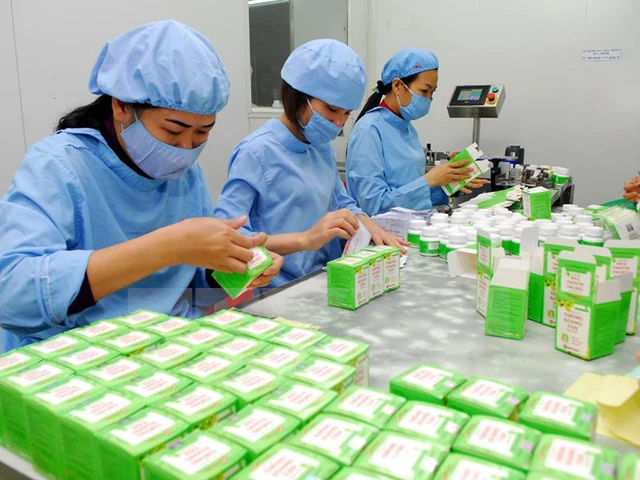 
Dây chuyền đóng gói các sản phẩm dược được chiết xuất từ các dược liệu. (Ảnh: Danh Lam/TTXVN)
