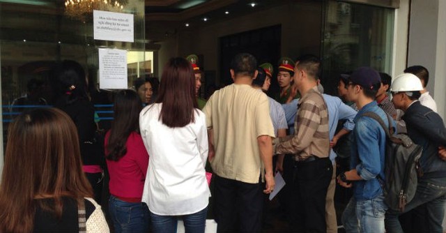Người dân xếp hàng trước cổng sau Ngân hàng Nhà nước (16 Tông Đản) mua tiền lưu niệm 100 đồng