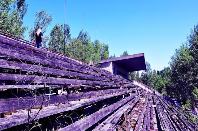 
Hàng ghế sân vận động ở Pripyat sau hàng chục năm
