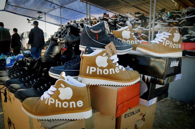 Không chỉ là điện thoại thông minh, iPhone ở Trung Quốc còn là... giày.