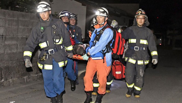 
Lực lượng cứu hộ đưa những người bị thương ra khỏi đống đổ nát - Ảnh: Reuters
