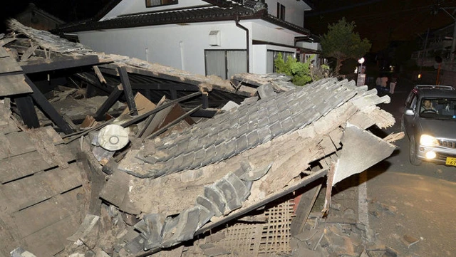 
Một căn nhà đổ sập hoàn toàn ngay sau trận động đất - Ảnh: Reuters
