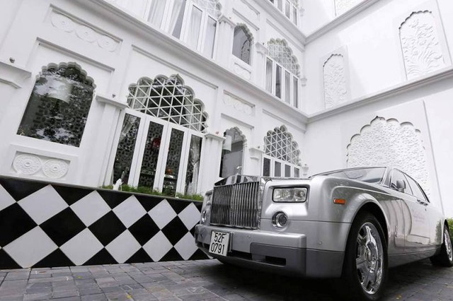 
Chiếc xe siêu sang của ông Hoàng Khải bên trong lâu đài trắng.
