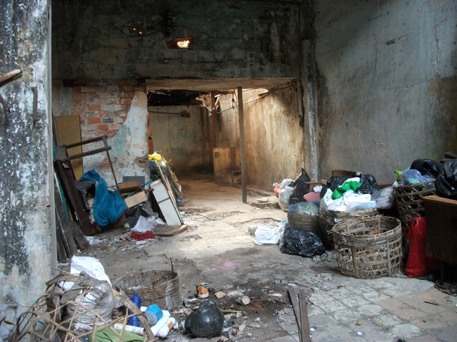 
Nơi tập kết rác của 10 hộ dân đang sinh sống tại chung cư Nguyễn Cư Trinh. Nhiều người sợ phải mang từ trên cao xuống, nhiều khi vứt đại từ cửa sổ xuống thẳng tầng dưới.
