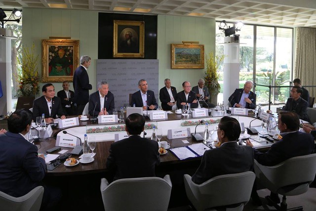 
Thủ tướng Singapore Lý Hiển Long viết: Trong phiên họp sáng nay, chúng tôi thảo luận về an ninh hàng hải, khủng bố và biến đổi khí hậu
