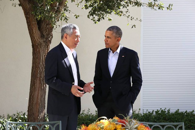 
Hai lãnh đạo Singapore và Mỹ có cuộc trò chuyện ngắn trong giờ nghỉ giải lao. Hi vọng ông Obama sẽ có cơ hội ghé thăm Singapore trong năm nay, ông Lý Hiển Long viết.

