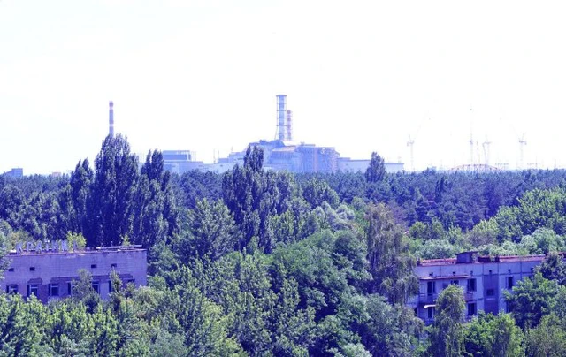 Lò phản ứng hạt nhân hư hại ở Pripyat nhìn từ sân thượng một tòa nhà bỏ hoang
