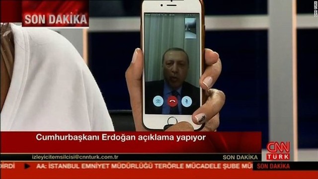  Tổng thống Recep Tayyip Erdogan, người đã nắm quyền hơn 10 năm qua, đã buộc phải dùng FaceTime trên iPhone để phát đi thông điệp kêu gọi dân chúng chống lại cuộc đảo chính. Ảnh chụp màn hình: Sky News 