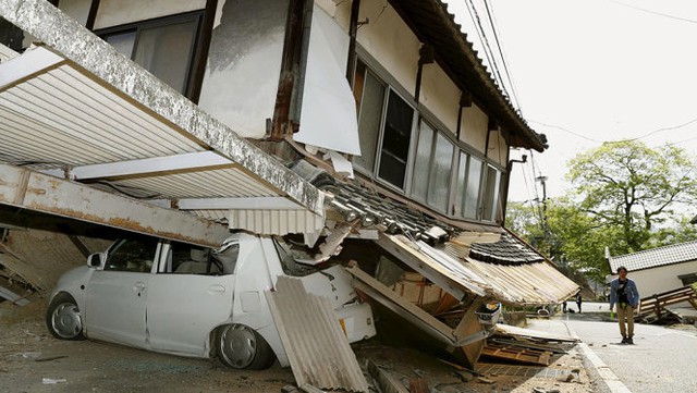
Trận động đất làm sập nhiều nhà tại tỉnh Kumamoto - Ảnh: Reuters

