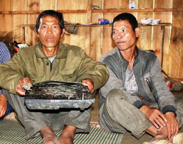 Để được là thành viên bán hàng đa cấp, ông A Tria (trái), ở xã Xốp, Đắk Glei, Kon Tum, phải mua chiếc bếp từ của Trung Quốc với giá 5 triệu đồng - Ảnh: B.D.